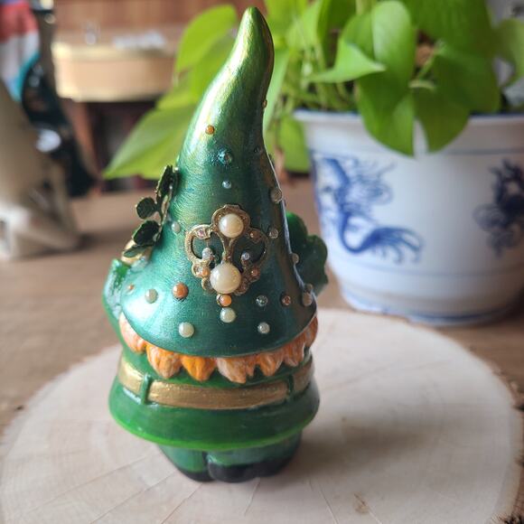 St. Patricks Day Gnome Sparkle Metallic Hand Painted Irish Leprechaun Figure - Picture 4 of 10